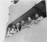 Aankomst van de African Pilgrim in Mombasa. Van links naar rechts, Bill, James, Ellen, Attilio, Bob en Errol. Weldon King was de fotograaf. 