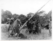 Opzetten van de Rhombic antenne.  De boys helpen bij het opzetten.