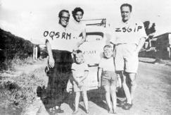 Lambert (rechts) met zijn familie en Bob, OQ5RM in 1957